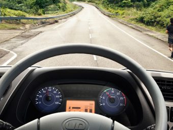 Tips Mengemudi Truk untuk Jarak yang Jauh