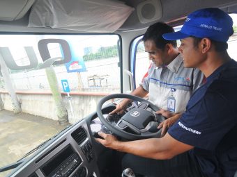 Mengemudi Truk dengan Aman dan Efisien