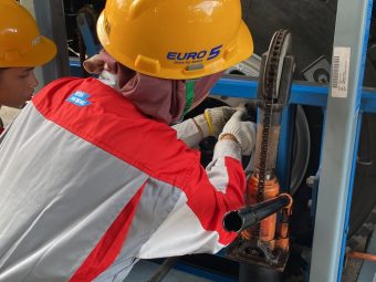 Tidak Sulit, Ini Cara Mengganti Ban Truk dengan Mudah