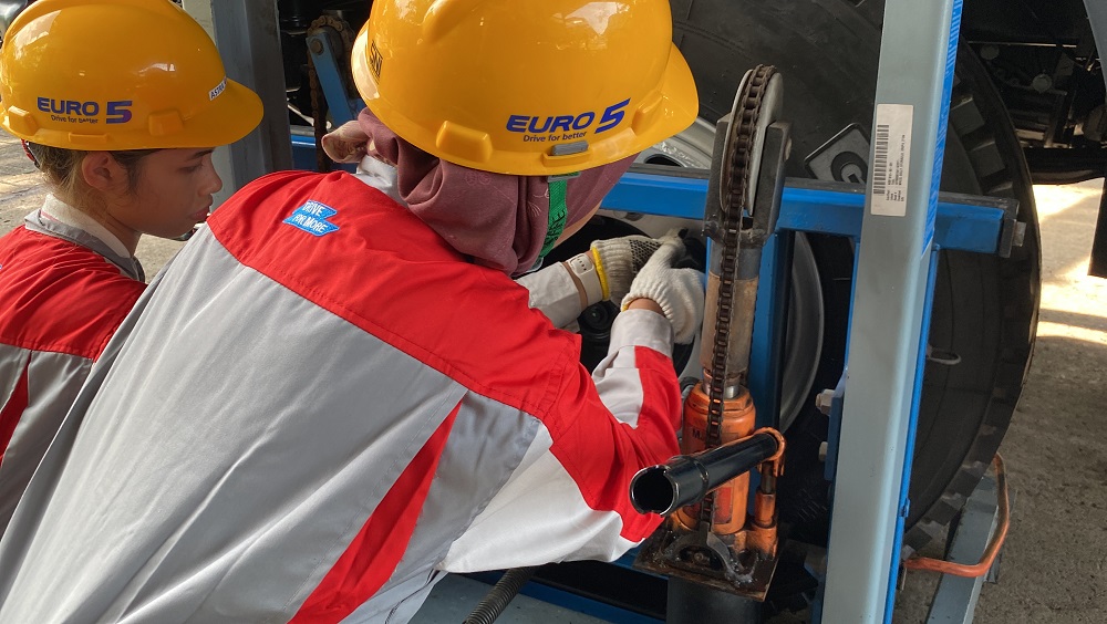 Tidak Sulit, Ini Cara Mengganti Ban Truk dengan Mudah