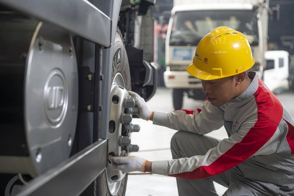 Tips Menjaga Ban Truk Agar Tetap Awet dengan Tekanan Angin yang Tepat