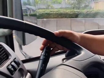 Melalui Turunan dengan Aman Menggunakan Fitur Exhaust Brake pada Quester