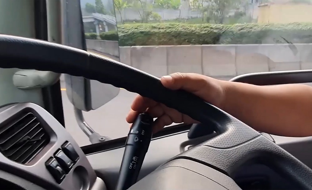 Melalui Turunan dengan Aman Menggunakan Fitur Exhaust Brake pada Quester