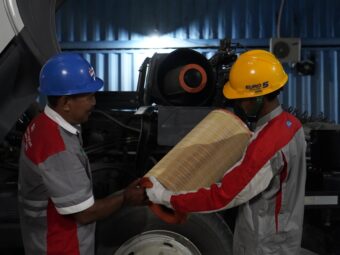 Mengeluarkan Asap Hitam pada Truk, Ada Apa Saja ya Penyebabnya?