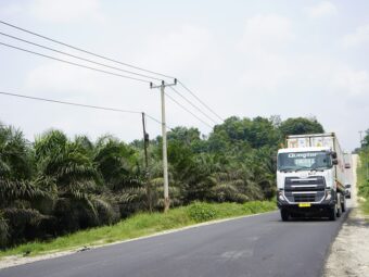 Mengapa Truk Selalu Berjalan Lebih Lambat dari Kendaraan Lain? Cari Tahu Penyebabnya