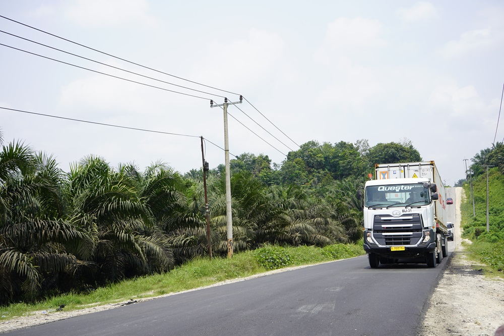 Mengapa Truk Selalu Berjalan Lebih Lambat dari Kendaraan Lain? Cari Tahu Penyebabnya