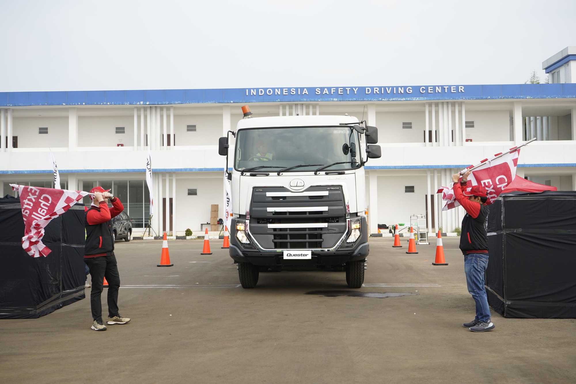 Driving Excellence Beyond Expectations: UD Trucks Extra Miles Challenge 2024 – Juara Keterampilan, Keselamatan, dan Keberlanjutan di Industri Transportasi Indonesia