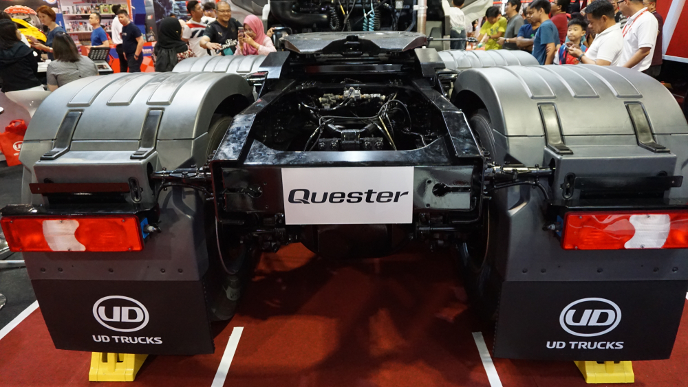 Mengapa Bus dan Truk Menggunakan Ban Belakang Ganda?