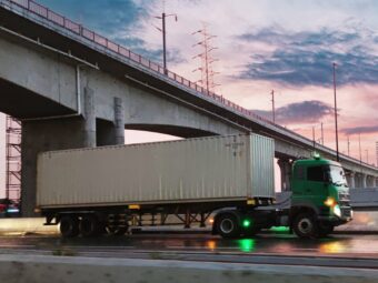 Kelebihan Truk Engkel dalam Membawa Muatan