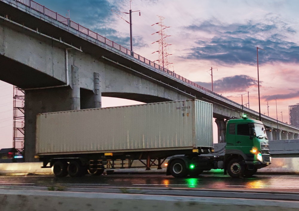 Kelebihan Truk Engkel dalam Membawa Muatan