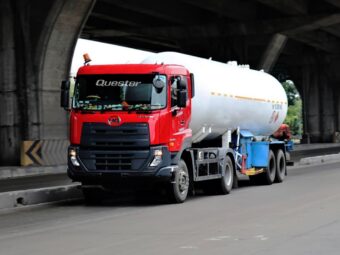 Tips Aman Berkendara di Sekitar Truk Besar