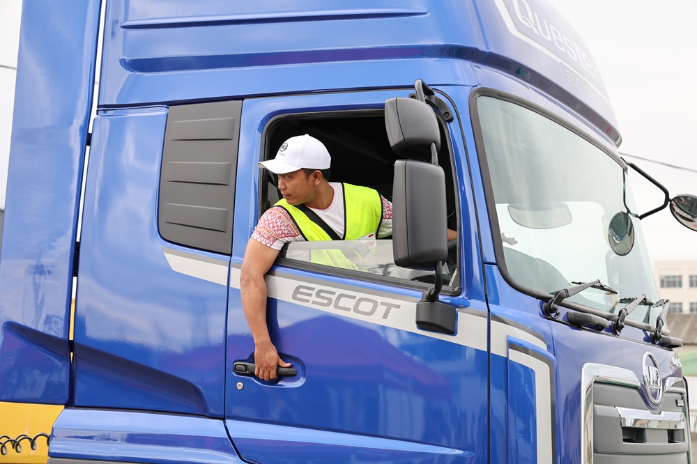 ilustrasi pengemudi butuh sim truk tahun 2025 astra ud trucks