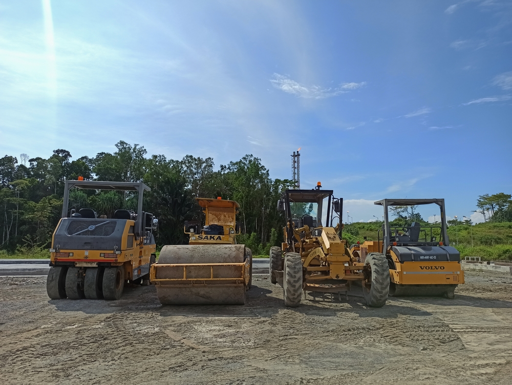 Mengenal Alat Berat Loader dan Peran Truk Dalam Proyek Konstruksi