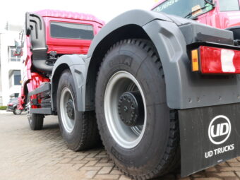Alasan Utama Ban Truk Lebih Besar Ukuran dan Banyak Jumlahnya