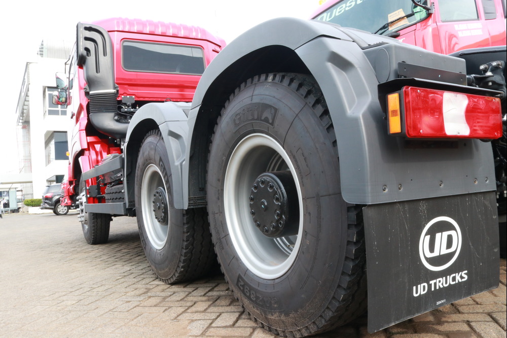 Alasan Utama Ban Truk Lebih Besar Ukuran dan Banyak Jumlahnya