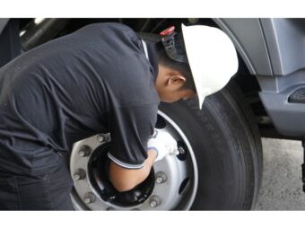 Durasi Penggantian Ban Truk Quester, Berapa Tahun Idealnya?