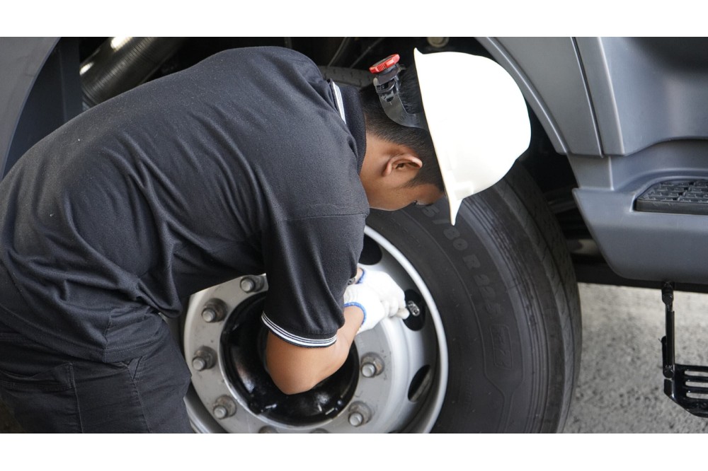 Durasi Penggantian Ban Truk Quester, Berapa Tahun Idealnya?