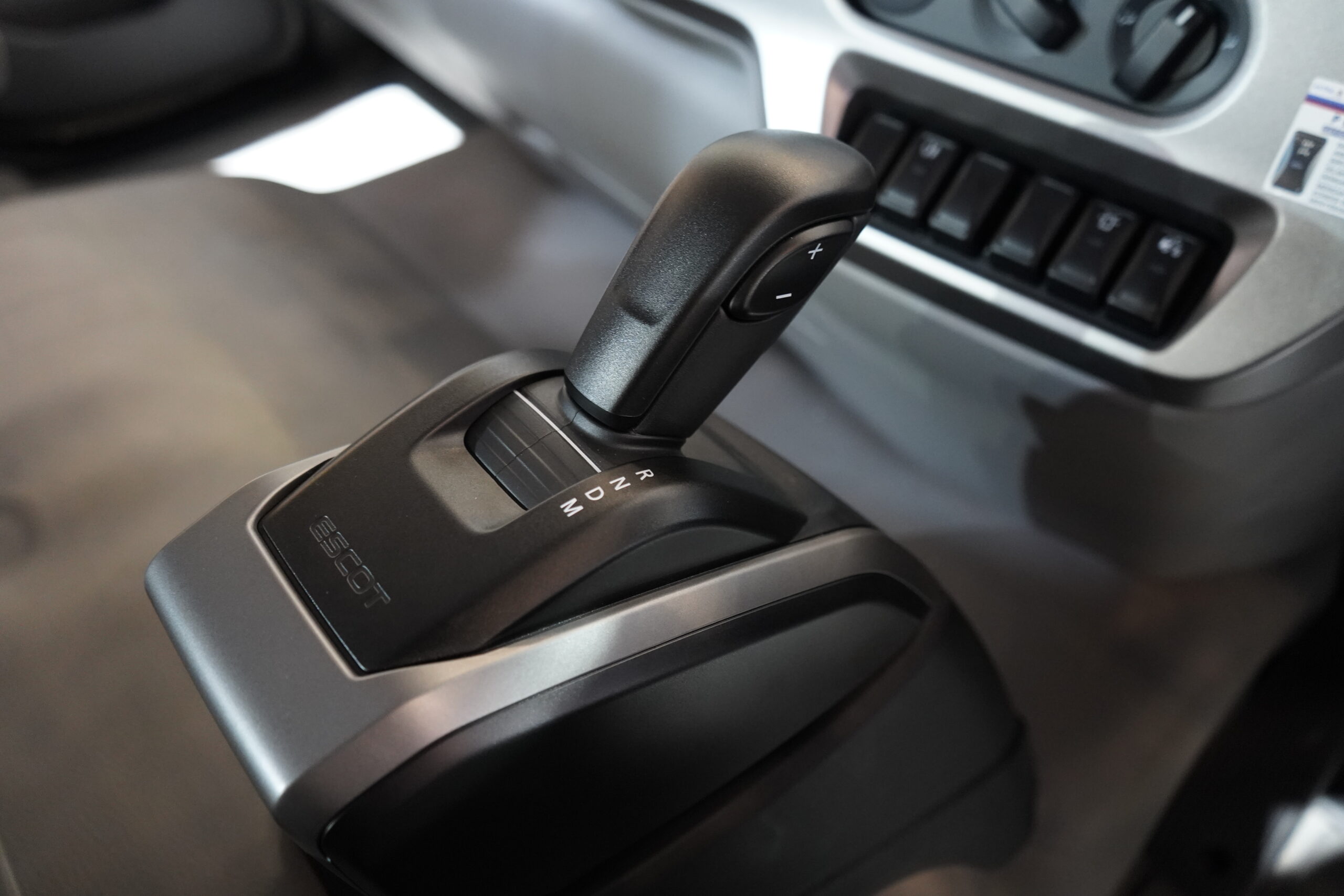 Mengenal Fitur Standar Quester Euro 5 ESCOT