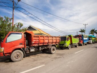 Viral Supir Truk Istirahat di Bahu Jalan Tanpa Ditilang, Gimana Aturannya?