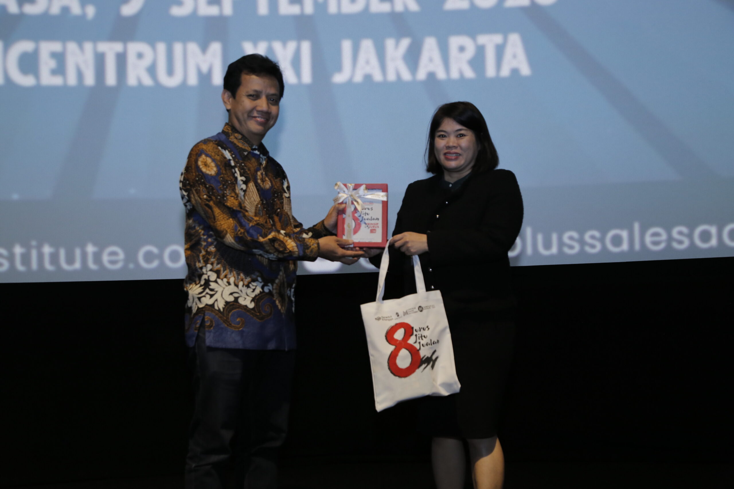 Astra UD Trucks Raih Sales Leader Award 2025 di Kopdar Sales 2025